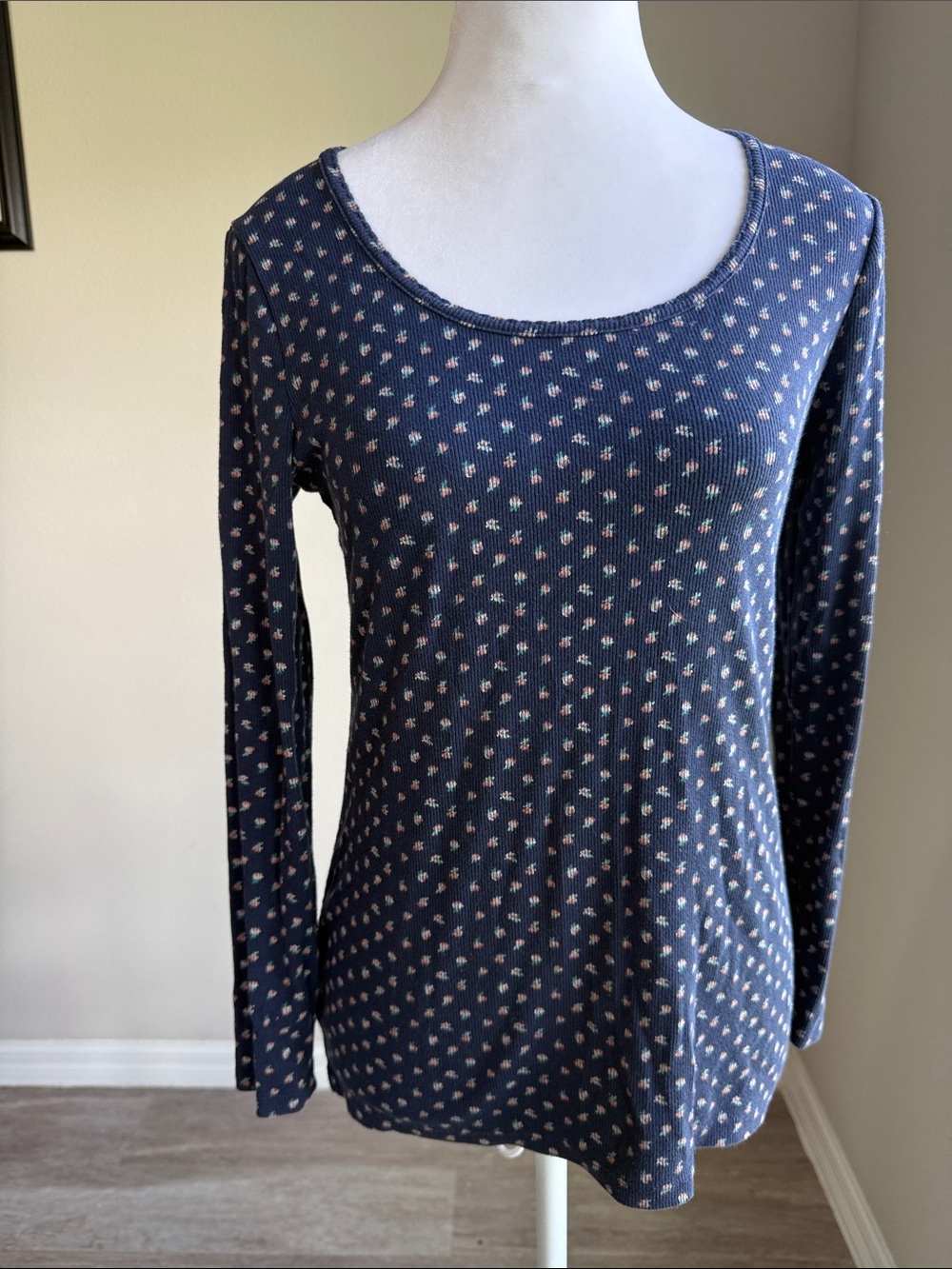 Old Navy women’s longsleeve , scoop neck teeshirt.
